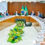 Lula faz reunião de 9 horas com ministros e governo anuncia 'novo PAC'