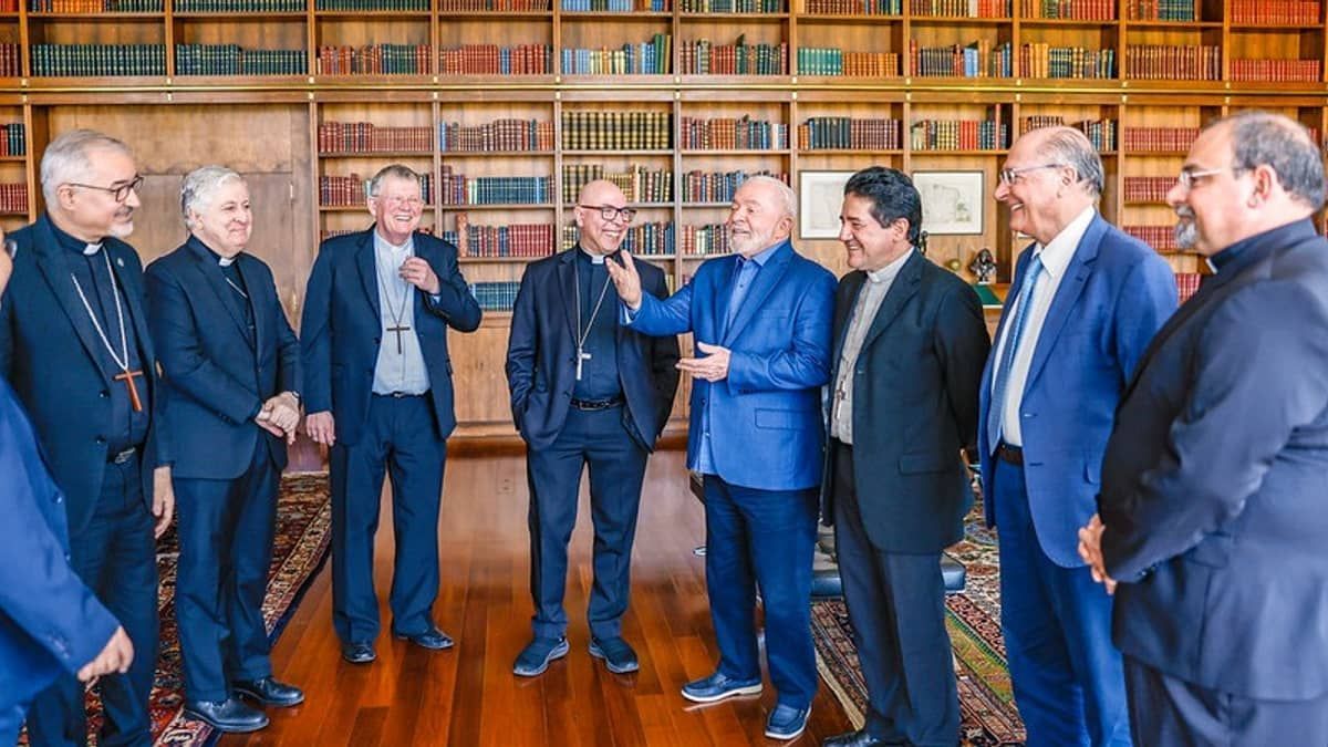 Lula diz que vai ao Vaticano para discutir combate à fome e guerra na Ucrânia com papa Francisco