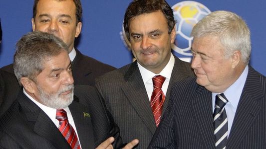 Lula, Sérgio Cabral, Aécio e Ricardo Teixeira na sede da Fifa, em 2007, para comemorar escolha do Brasil