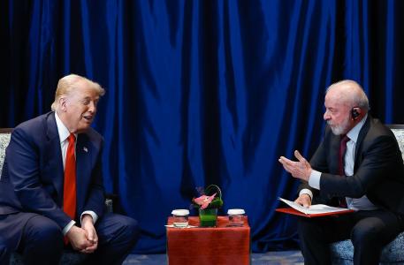 O presidente Lula em encontro com Donald Trump na Malásia.