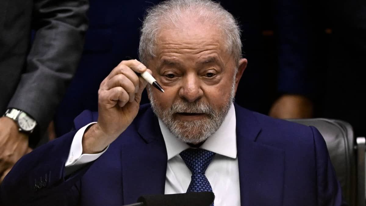 Lula usa caneta que ganhou de apoiador em 1989 para assinar termo de posse