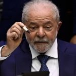 Lula usa caneta que ganhou de apoiador em 1989 para assinar termo de posse