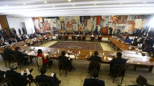 Lula volta a defender moeda única em reunião com chefes de Estado da América do Sul.