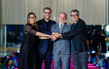 Da esquerda para a direita: a primeira-dama Janja, o ator Wagner Moura, o diretor Kleber Mendonça Filho e o presidente Lula