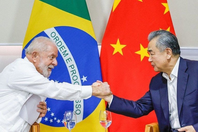 Lula se reúne com chanceler da China