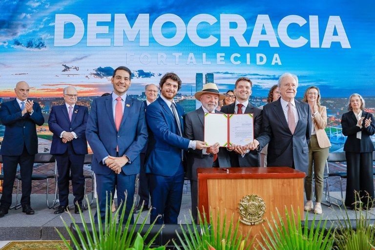 Lula assina decreto que cria o Prêmio Eunice Paiva de Defesa da Democracia