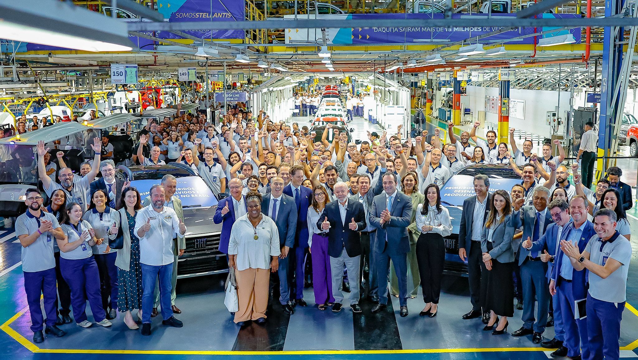 Lula visita fábrica da Stellantis em Betim e exalta parceria da empresa com o governo