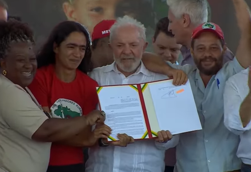 'A terra tem que estar na mão do povo', diz Lula em entrega de lotes da reforma agrária em MG