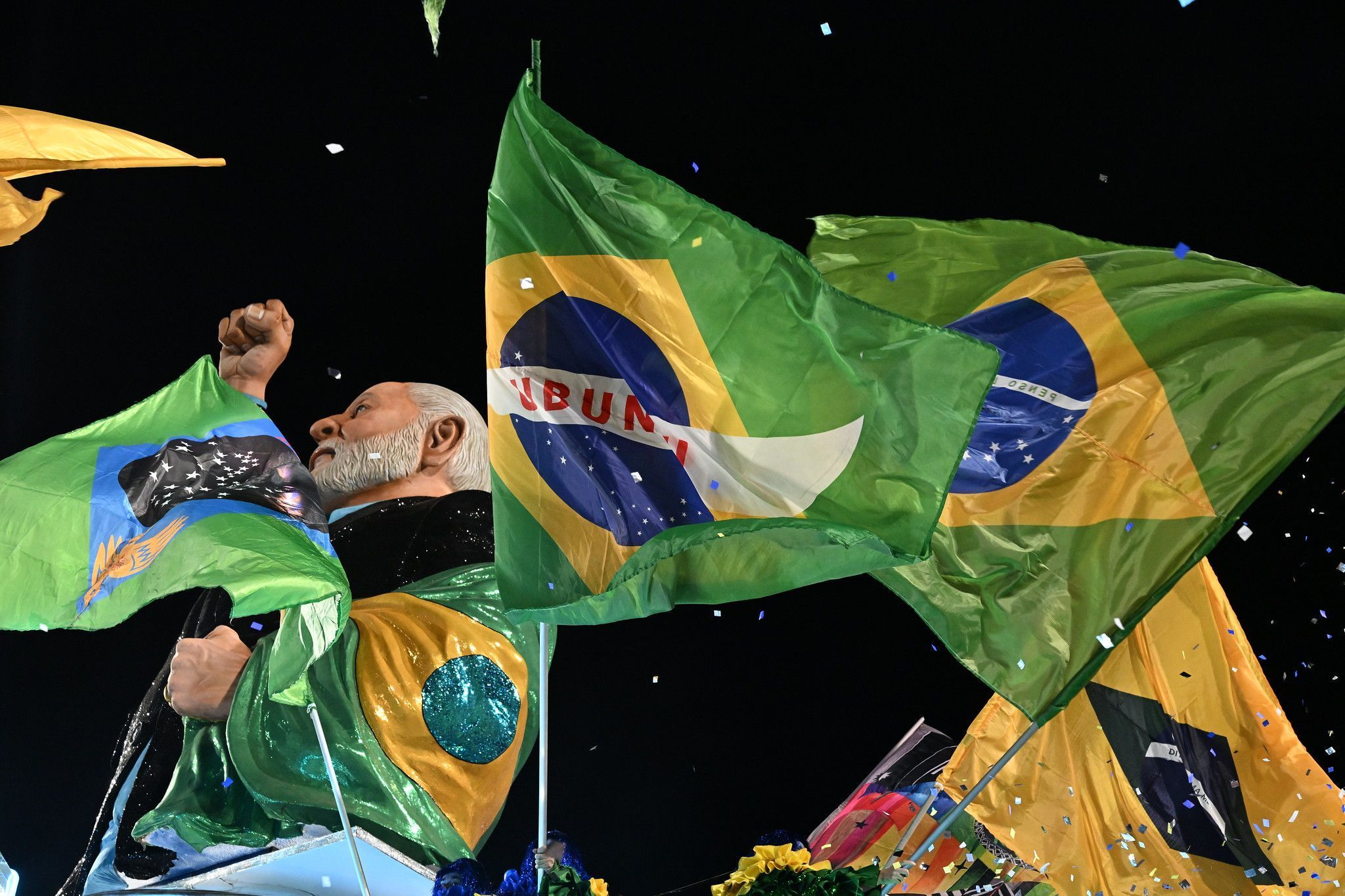 Escola que homenageou Lula e foi rebaixada rebate: 'A arte não é para os covardes'