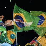 Escola que homenageou Lula e foi rebaixada rebate: 'A arte não é para os covardes'