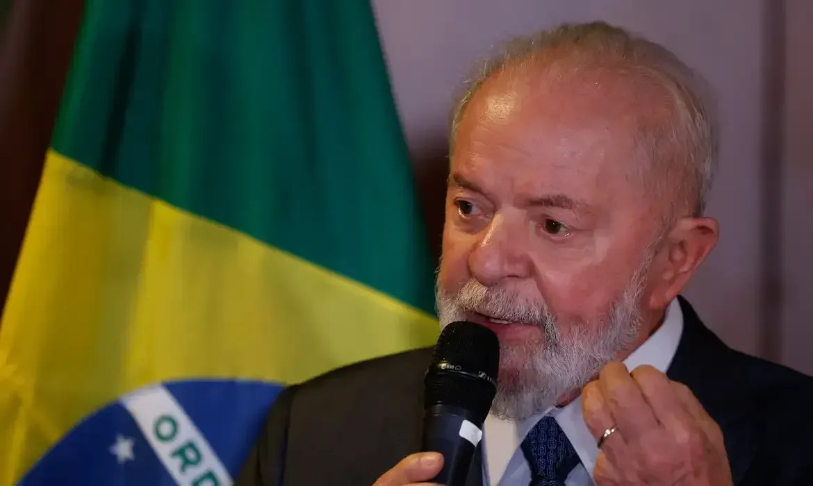 Lula afirma que o povo brasileiro e o Brasil perdem com a decisão do Copom e tensiona o mercado de novo