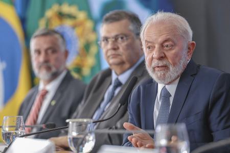O texto aponta que o ex-gerente de comunicação da Petrobras Geovane de Morais teria adotado um esquema de desvios de recursos da estatal com anuência do ex-presidente