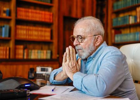 O texto aponta que o ex-gerente de comunicação da Petrobras Geovane de Morais teria adotado um esquema de desvios de recursos da estatal com anuência do ex-presidente