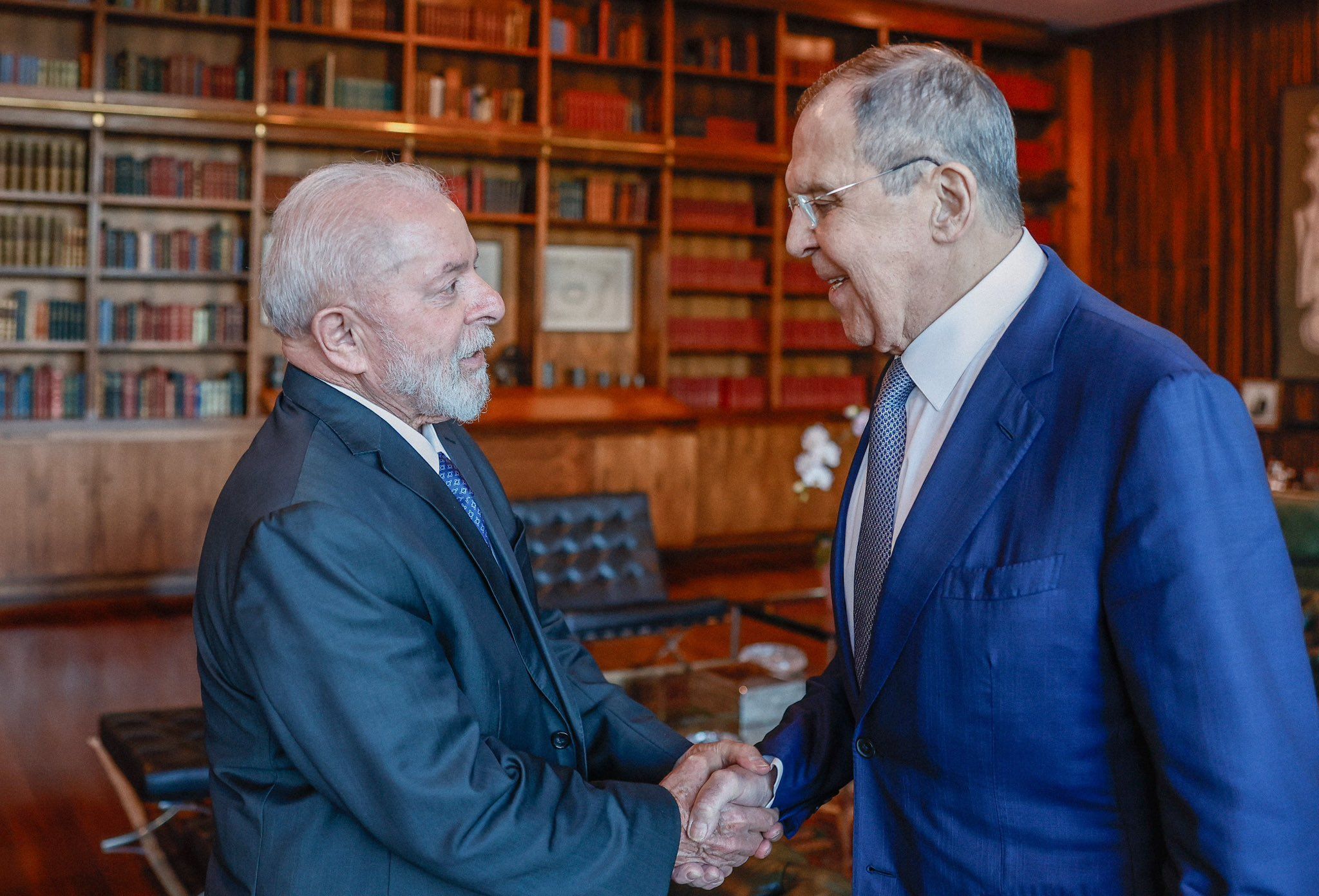 Lula se reúne com chanceler da Rússia e confirma participação na reunião do Brics, em outubro
