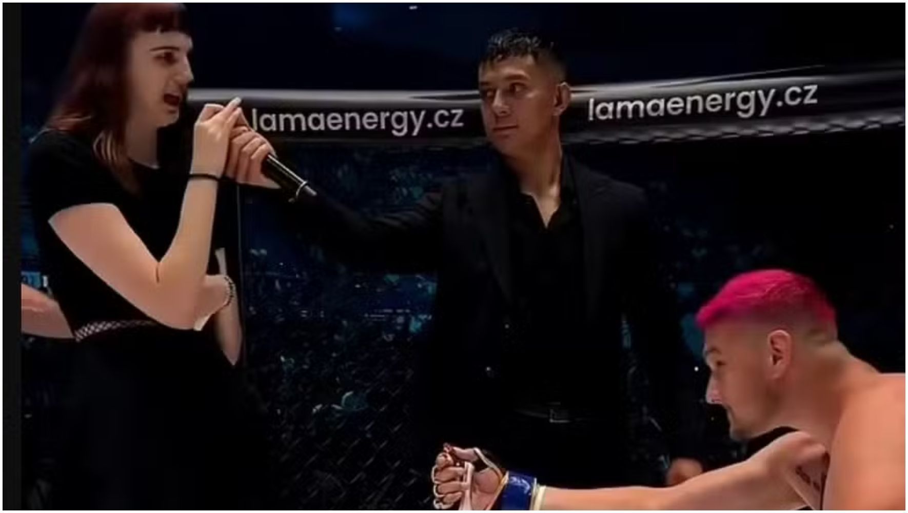 Vídeo: lutador perde combate e tem pedido de casamento negado por suposta traição