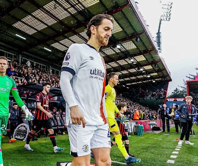Jogador que sofreu parada cardíaca em campo recebe alta do hospital na Inglaterra