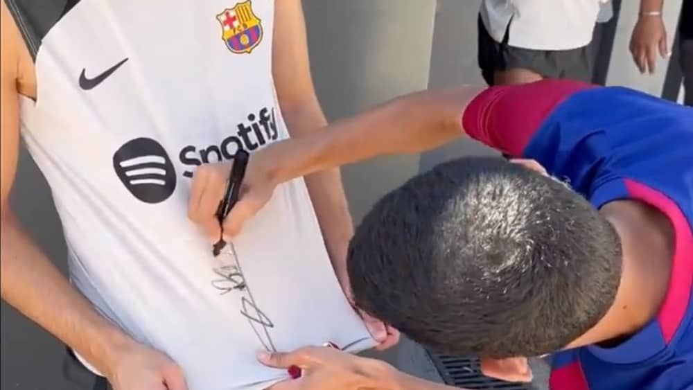Luva de Pedreiro autografa camisa de estrela do Barcelona