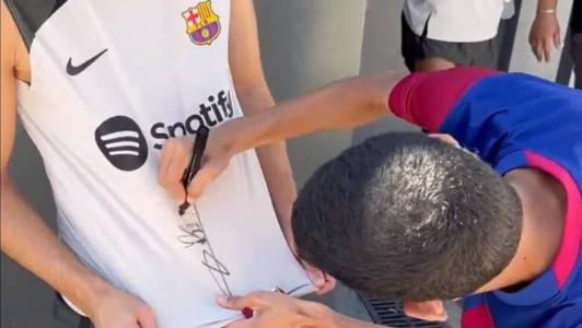 Luva de Pedreiro autografou camisa de estrela do Barça