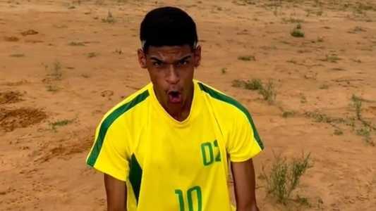 Luva de Pedreiro durante gravação de vídeo para o Instagram