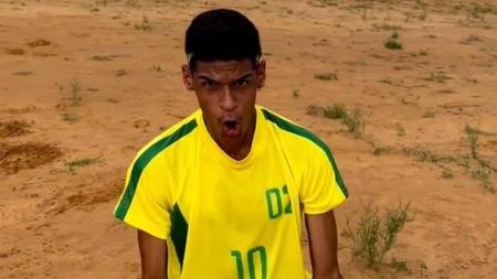 Luva de Pedreiro durante gravação de vídeo para o Instagram
