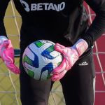 Goleiro do Atlético ganha luvas exclusivas pelo Outubro Rosa; mãe do jogador trata câncer