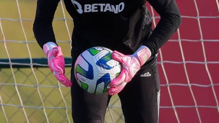 Luva especial feita para Matheus Mendes, goleiro reservas do Atlético