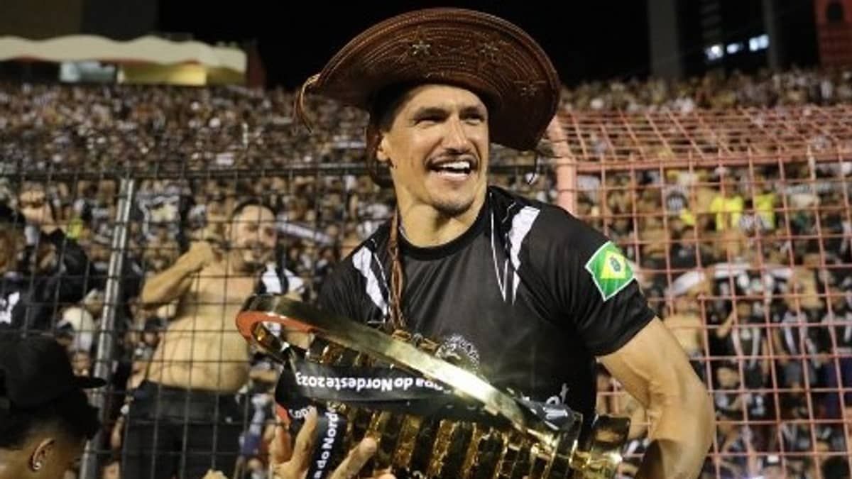 Torcedor do Ceará promete tatuar foto e nome de ex-jogador do Cruzeiro