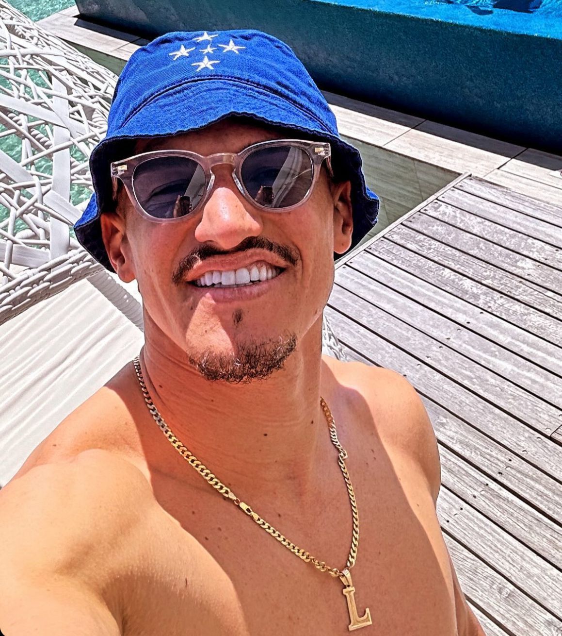 Ex-Cruzeiro, Luvannor usa chapéu pescador do clube em férias nas Maldivas