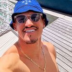 Ex-Cruzeiro, Luvannor usa chapéu pescador do clube em férias nas Maldivas