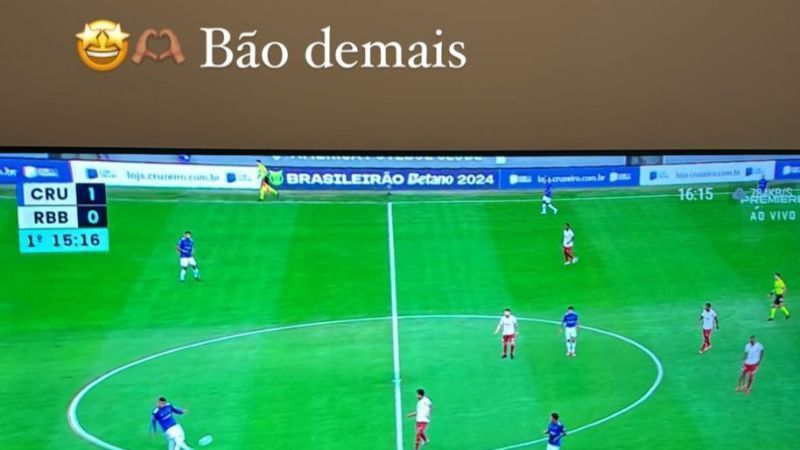 Em Dubai, atacante campeão pelo Cruzeiro assiste à vitória sobre o Bragantino