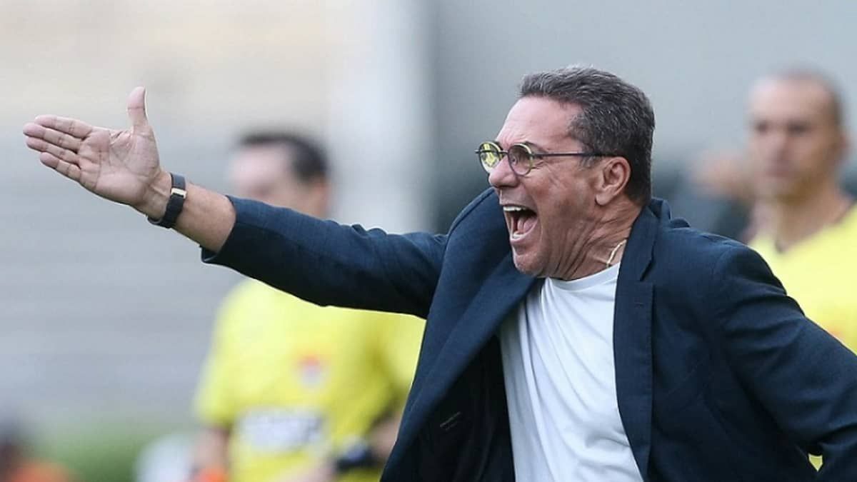 Staff de Luxemburgo nega contato do Corinthians