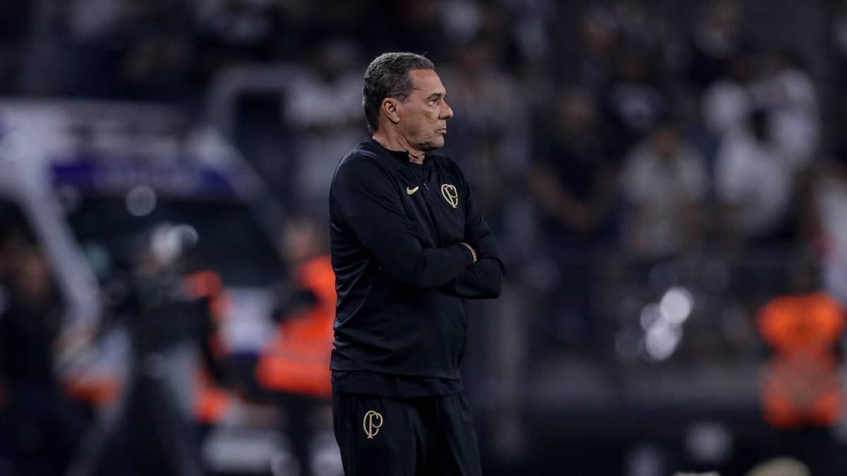 Luxa pede apoio à torcida do Corinthians: “Não precisa me abraçar”