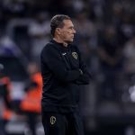 Luxa pede apoio à torcida do Corinthians: “Não precisa me abraçar”