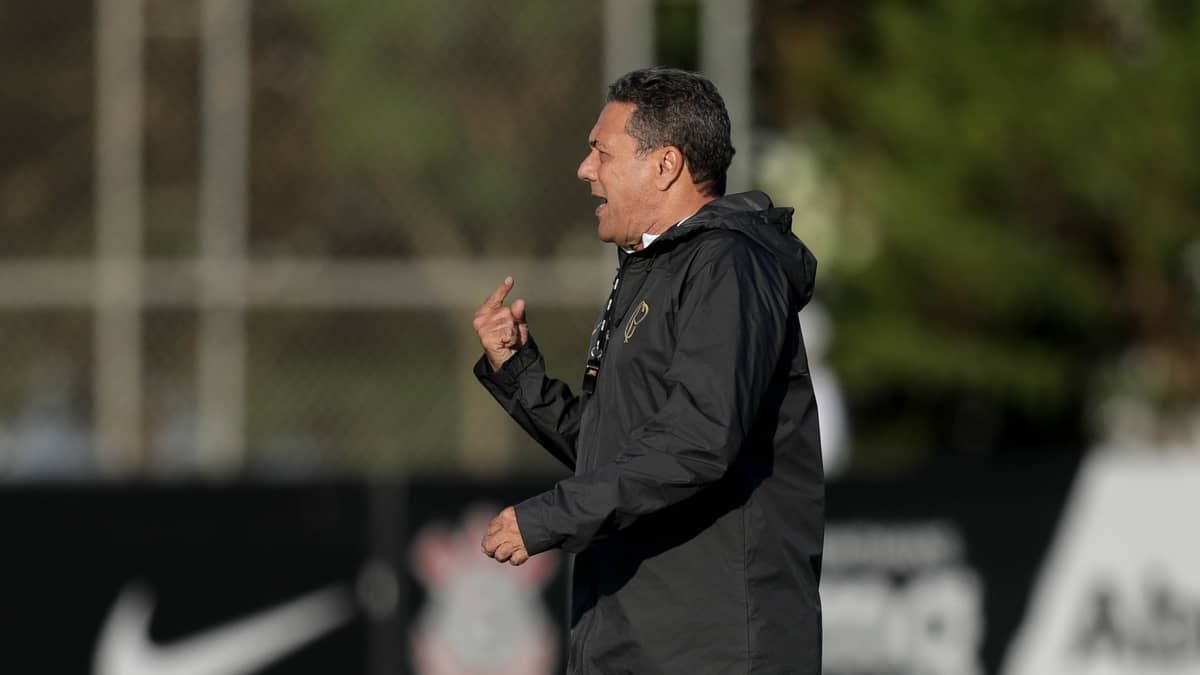 Corinthians faz treino tático de olho no Santos