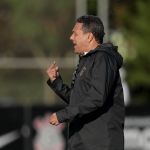 Corinthians faz treino tático de olho no Santos