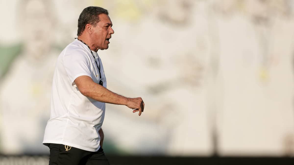 Luxemburgo faz ajustes no ataque do Corinthians em terceiro treino no clube