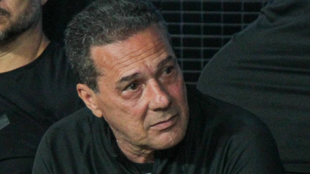 Luxemburgo 'desaparece' de zona técnica em empate do Corinthians