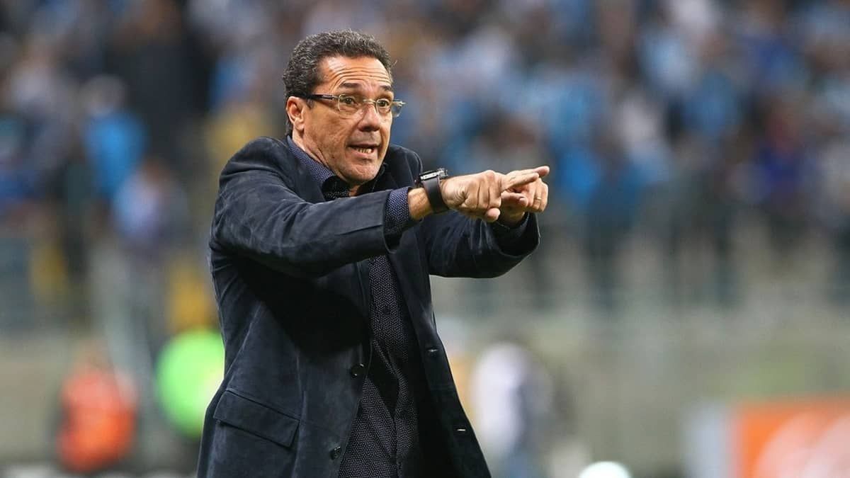 Corinthians anuncia a contratação de Vanderlei Luxemburgo