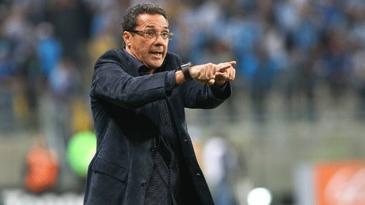Corinthians avança para contratar Vanderlei Luxemburgo