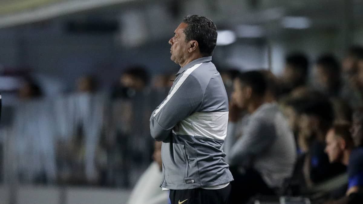 Luxa abre o jogo sobre protestos em frente ao ônibus do Corinthians