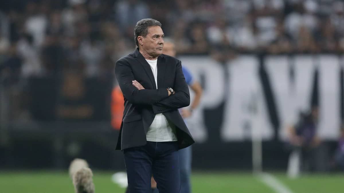 Luxemburgo repercute vaias da torcida do Corinthians