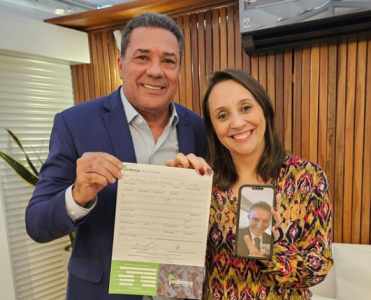 Luxemburgo posa para foto ao lado da presidente nacional do Podemos, Renata Abreu