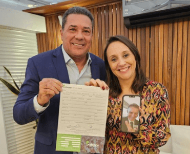 Luxemburgo posa para foto ao lado da presidente nacional do Podemos, Renata Abreu