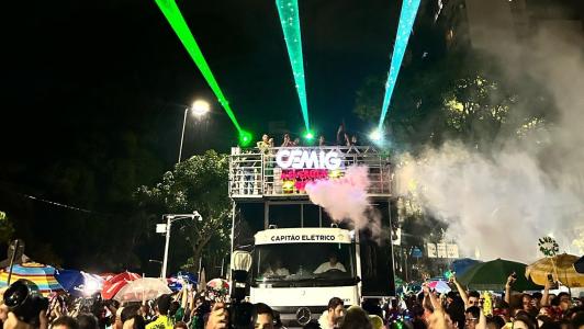 Foto mostra foliões curtindo o bloco 'Chama o Síndico', no Centro de Belo Horizonte