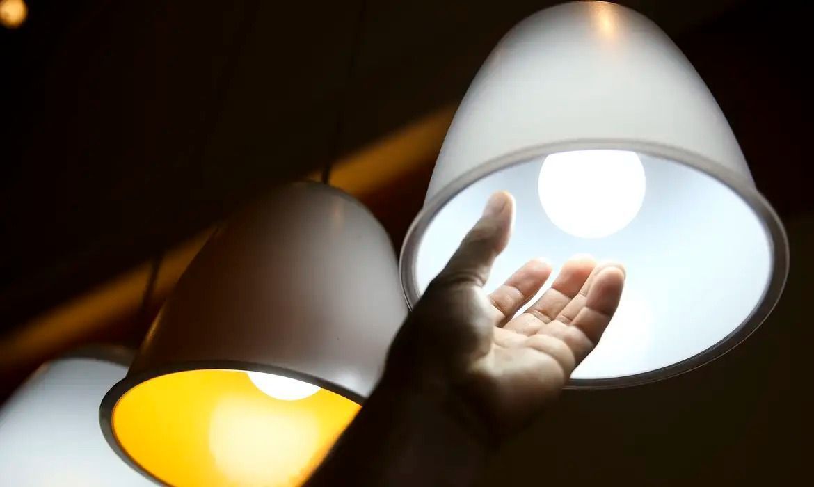 Conta de luz fica mais cara com nova bandeira tarifária; veja quem terá desconto