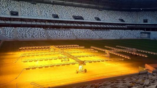Luzes artificiais no gramado da Arena MRV, em Belo Horizonte