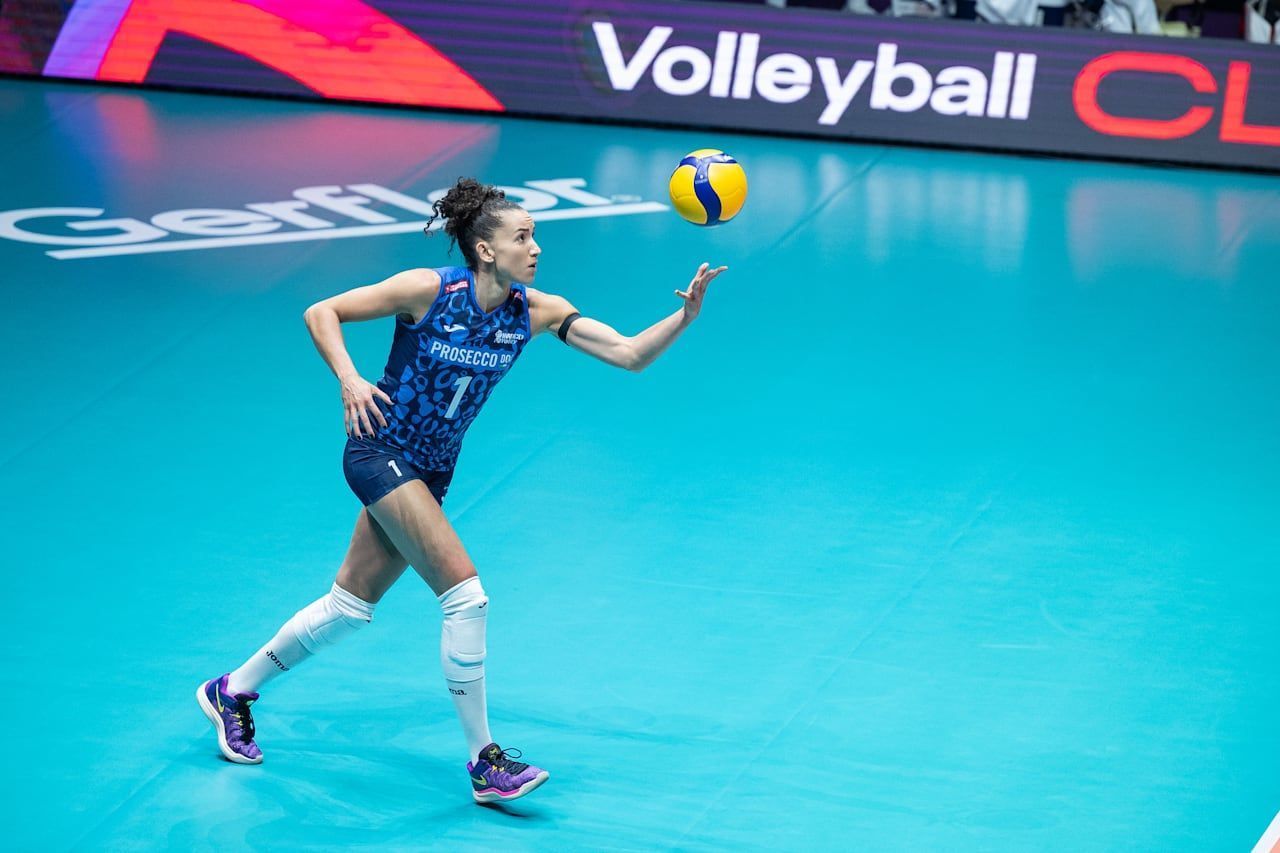 Time de Gabi vence adversário italiano e fará final do Mundial de Clubes de Vôlei