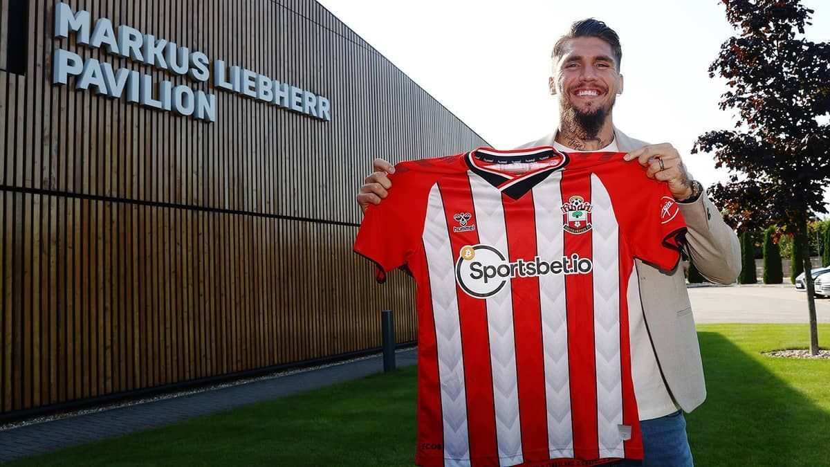 Vasco prioriza zaga e faz oferta por defensor do Southampton-ING
