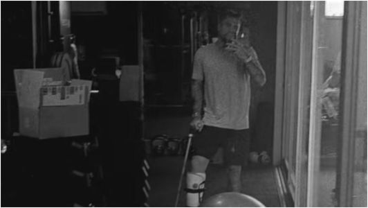 Lyanco, zagueiro do Atlético, publicou um vídeo em que aparece com uma proteção na perna esquerda e de muletas