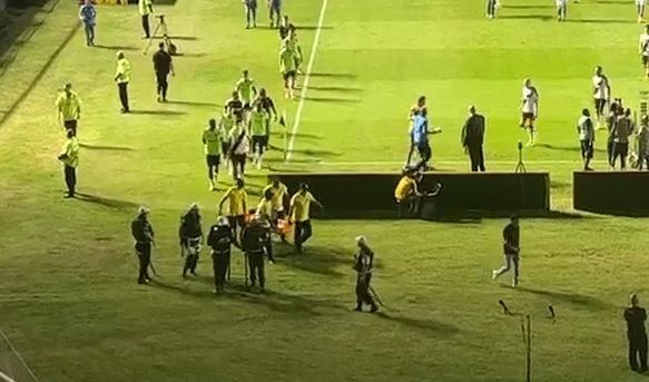 Titular do Cruzeiro deixa jogo com dores e vira preocupação